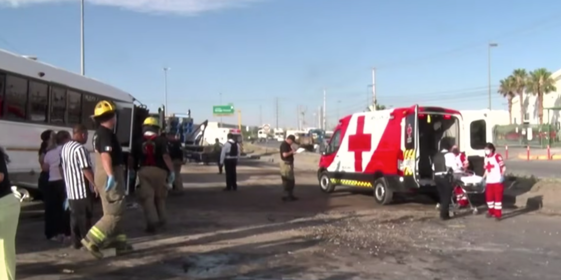 Choque entre camión de pasajeros y dompe desata reclamos por seguridad vial