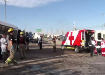 Choque entre camión de pasajeros y dompe desata reclamos por seguridad vial