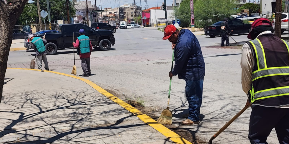 Realizan trabajos de mantenimiento en el Monumento a Benito Juárez