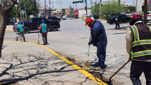 Realizan trabajos de mantenimiento en el Monumento a Benito Juárez