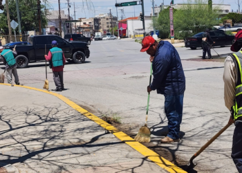 Realizan trabajos de mantenimiento en el Monumento a Benito Juárez