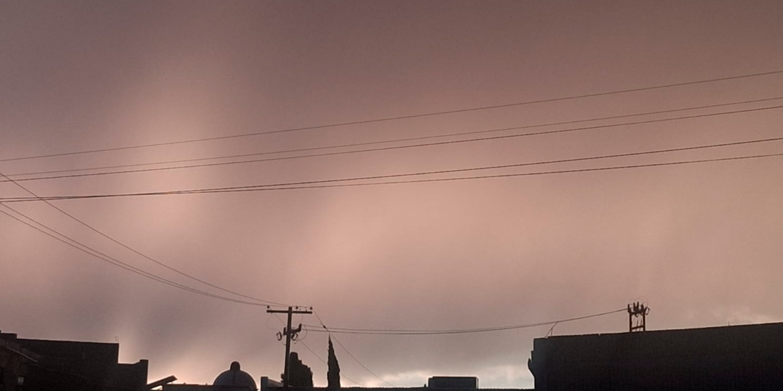 Sorprende cielo rojo tras la lluvia en la frontera Juárez-El Paso