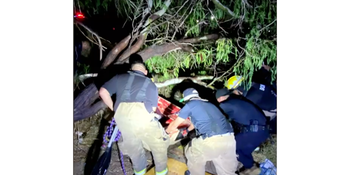 Rescatan a hombre arrastrado por la corriente tras fuertes lluvias