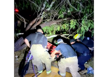Rescatan a hombre arrastrado por la corriente tras fuertes lluvias