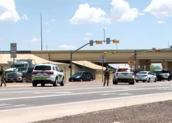 Sujeto arm.ado se atrinchera en su vehículo tras accidente y provoca cierre de la Loop 375