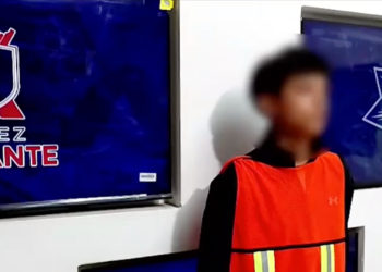 Dos jóvenes son detenidos cuando colocaban manta con ame.nazas en la colonia Juárez