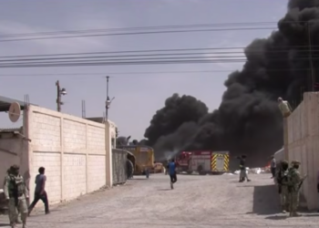 Voraz incendio consume recicladora; humo se vió hasta El Paso