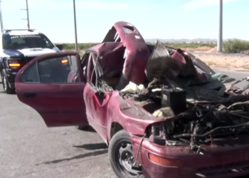 Mujer sobrevive tras quedar atrapada debajo de un camión urbano en aparatoso accidente