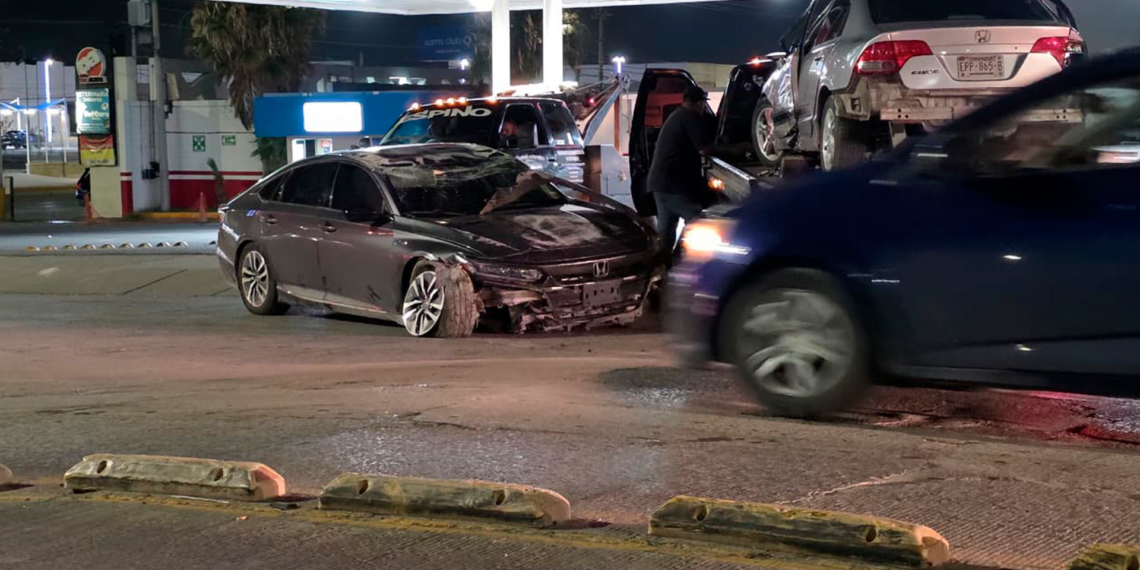 Conductora se queda dormida al volante y termina volcada tras chocar contra un poste