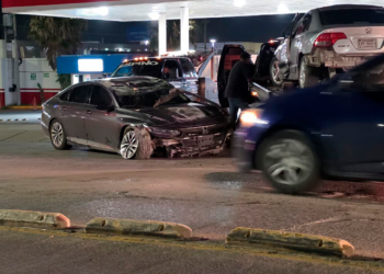 Conductora se queda dormida al volante y termina volcada tras chocar contra un poste