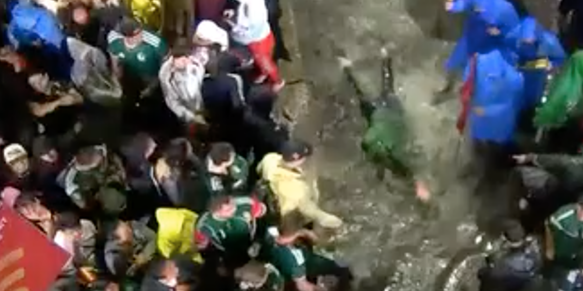Aficionado se vuelve viral al nadar en un charco tras triunfo de México bajo la lluvia