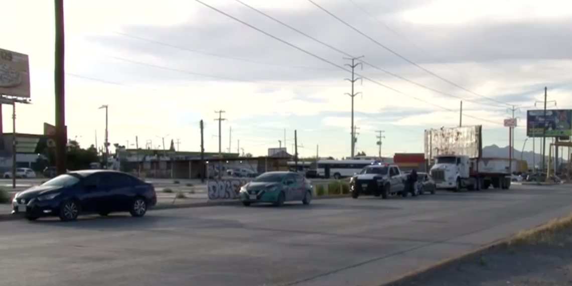 Choque entre automóvil y tractocamión provocó congestionamiento en Oasis Revolución