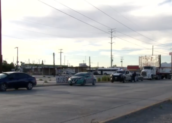 Choque entre automóvil y tractocamión provocó congestionamiento en Oasis Revolución