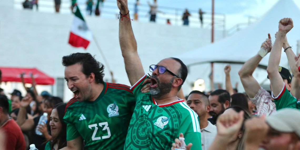 Alcalde Ortíz Orpinel celebra con juarenses el triunfo de México ante República Checa