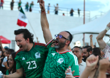 Alcalde Ortíz Orpinel celebra con juarenses el triunfo de México ante República Checa