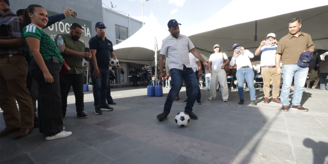 Caravana Corona reúne a familias en el Centro de Juárez para disfrutar del futbol