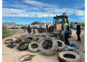 Recuperan espacio público en Parajes del Valle con jornada de limpieza y bacheo