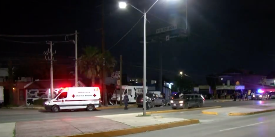 Camioneta se estrella contra puesto de hamburguesas y auto estacionado