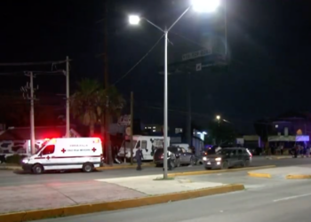 Camioneta se estrella contra puesto de hamburguesas y auto estacionado