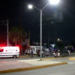 Camioneta se estrella contra puesto de hamburguesas y auto estacionado