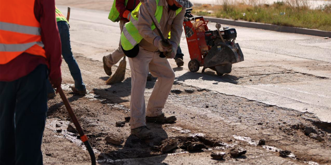 Supervisa Héctor Ortiz trabajos de bacheo en avenida Lote Bravo