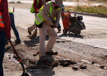 Supervisa Héctor Ortiz trabajos de bacheo en avenida Lote Bravo