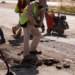 Supervisa Héctor Ortiz trabajos de bacheo en avenida Lote Bravo