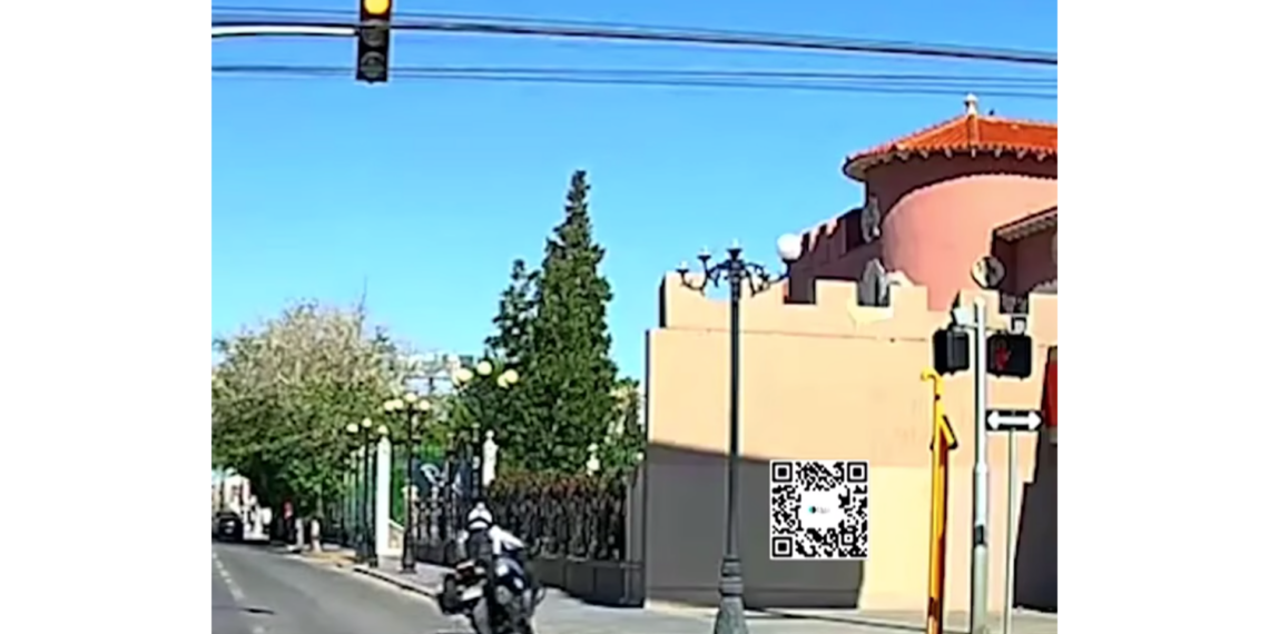 Oficial de Seguridad Vial sufre caída en motocicleta frente a la casa de Juan Gabriel