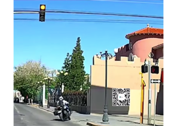 Oficial de Seguridad Vial sufre caída en motocicleta frente a la casa de Juan Gabriel