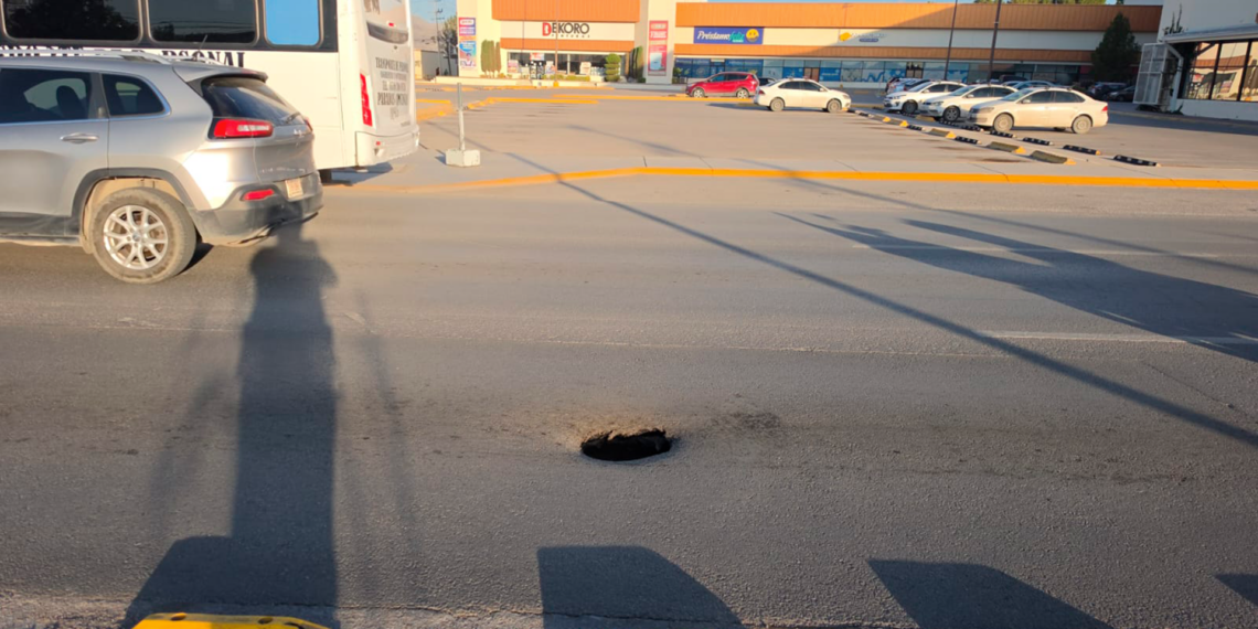 Reparan hundimiento en avenida Tecnológico; piden extremar precauciones