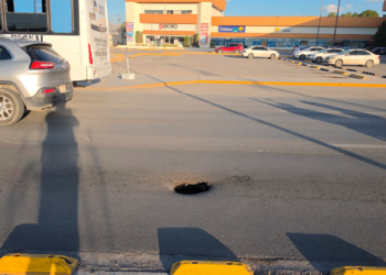 Reparan hundimiento en avenida Tecnológico; piden extremar precauciones
