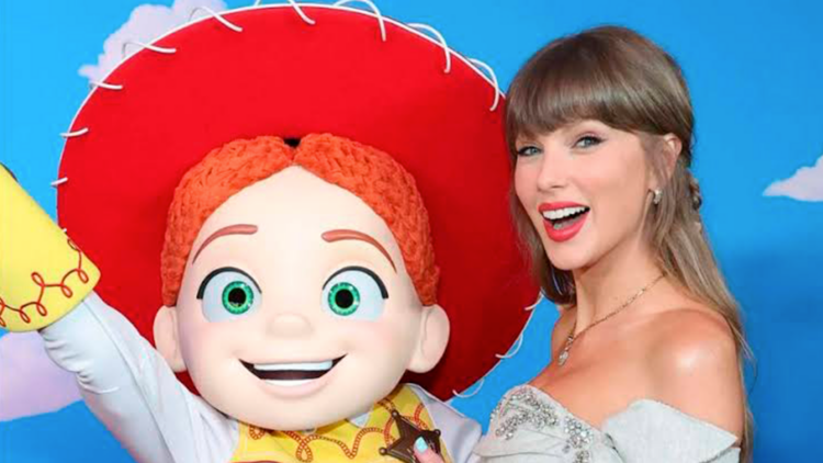 Taylor Swift deslumbra en la premiere de Toy Story 5 con presentación sorpresa