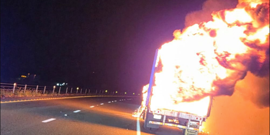 Tráiler con 39 migrantes se incendia tras persecución en Texas; todos fueron rescatados con vida