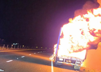 Tráiler con 39 migrantes se incendia tras persecución en Texas; todos fueron rescatados con vida