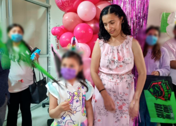 Emma Victoria toca la Campana de la Victoria tras vencer la leucemia