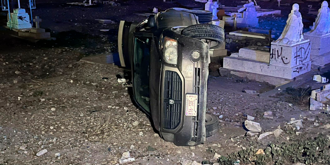 Volcadura termina dentro del Panteón Municipal Chaveña; conductor perdió el control en una curva