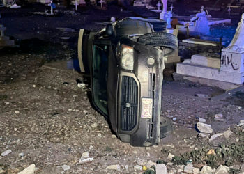 Volcadura termina dentro del Panteón Municipal Chaveña; conductor perdió el control en una curva