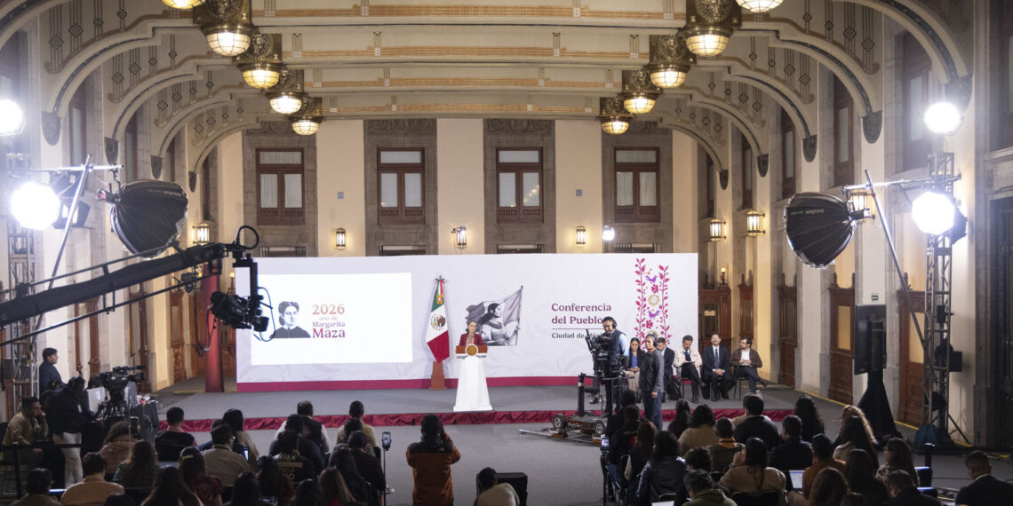 Cuauhtémoc, Ciudad de México. 7 de abril 2026. La presidenta constitucional de los Estados Unidos Mexicanos, la Doctora Claudia Sheinbaum Pardo en conferencia de prensa matutina en el salón de la Tesorería de Palacio Nacional. La acompañan: Ariadna Montiel, secretaria de Bienestar; David Kershenobich, secretario de salud; Edurado Clark, subsecretario de Integración y desarrollo del sector salud; Zoé Alejandro Robledo Aburto, director general del Instituto Mexicano del Seguro Social (IMSS); Martí Batres Guadarrama, director general del Instituto de Seguridad y Servicios Sociales de los Trabajadores del Estado (ISSSTE); Alejandro Svarch Pérez, director general de IMSS-Bienestar.   Foto: Juan Carlos Ramos Mamahua/Presidencia