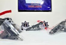 DETIENEN A HOMBRE CON CUATRO ARMAS DE FUEGO TRAS PERSECUCIÓN POR EXCESO DE VELOCIDAD