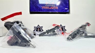 DETIENEN A HOMBRE CON CUATRO ARMAS DE FUEGO TRAS PERSECUCIÓN POR EXCESO DE VELOCIDAD