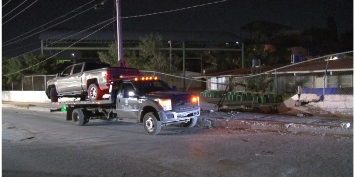 Conductor abandona camioneta tras chocar contra escuela secundaria en Ciudad Juárez