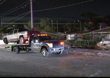 Conductor abandona camioneta tras chocar contra escuela secundaria en Ciudad Juárez