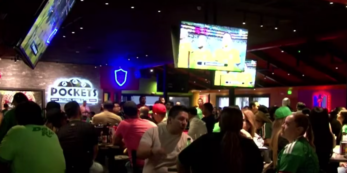 Juárez vive noche de euforia por triunfo de la selección; bares y restaurantes registran lleno total