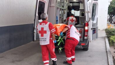 Volcadura en la carretera Ahumada-Juárez deja tres personas lesionadas