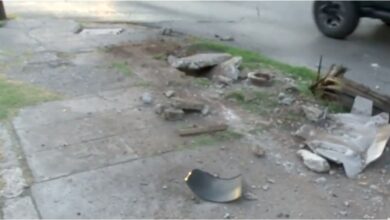 Fuerte accidente derriba semáforo y poste en la avenida López Mateos de Ciudad Juárez