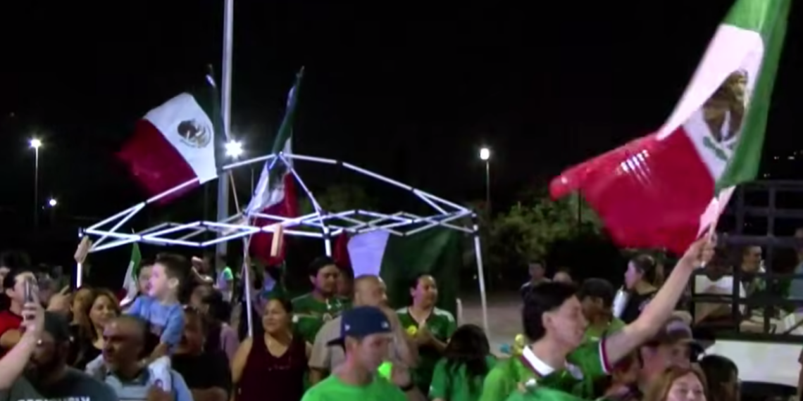 Aficionados celebran pase de México con el tradicional "quiere volar" en el Ángel de la Independencia