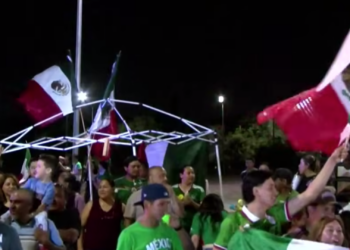 Aficionados celebran pase de México con el tradicional "quiere volar" en el Ángel de la Independencia