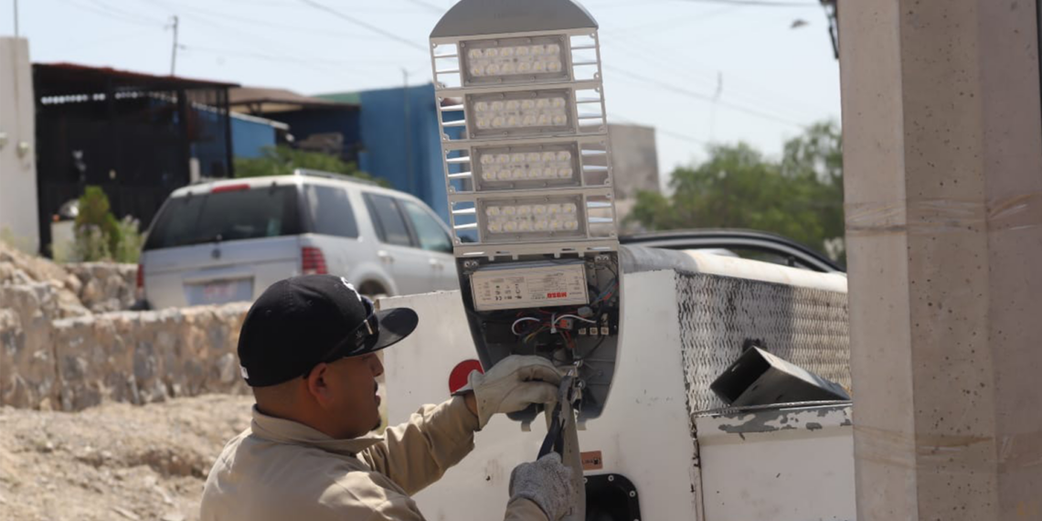 Rehabilitan alumbrado público en parque División del Norte para reforzar la seguridad