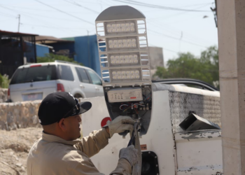 Rehabilitan alumbrado público en parque División del Norte para reforzar la seguridad