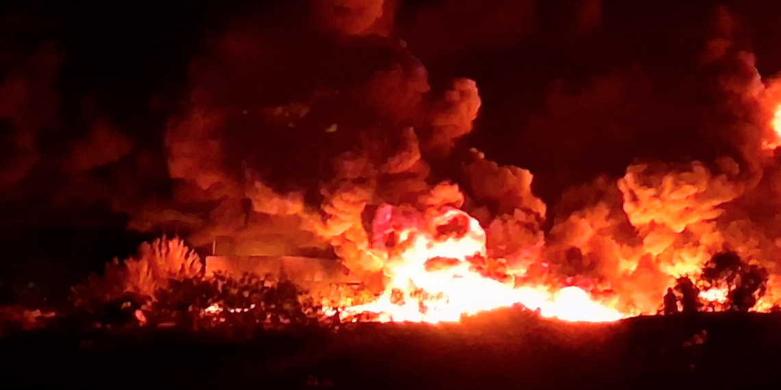 Arde tiradero de llantas en el relleno sanitario; servicios de emergencia atienden el incendio
